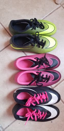 Soccer shoes