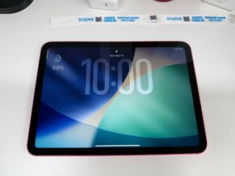 iPad 10th Generation 64GB w/ Cellular (UNLOCKED)