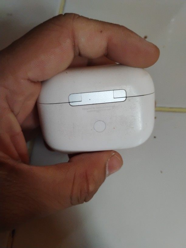 Air Pod Pros Gen 2 Just Need Deep Cleaning Havnt Used Them In Months Just Collecting Dust Send Offers