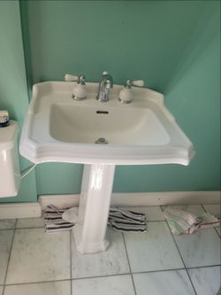 Pedestal bathroom sink