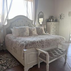 BRAND NEW! Ashley Realyn 5-PC Queen Bedroom Set