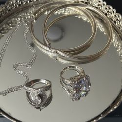 Plata 9.25 Dos Anillos Uno 8 Y El Otro 9 Una Tobillera Y Unas Argollas Grandes No Negociable El Precio 