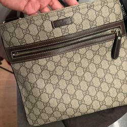  GUCCI BROWN GG SUPREME CANVAS ZIP POCKET FLAT MESSENGER
