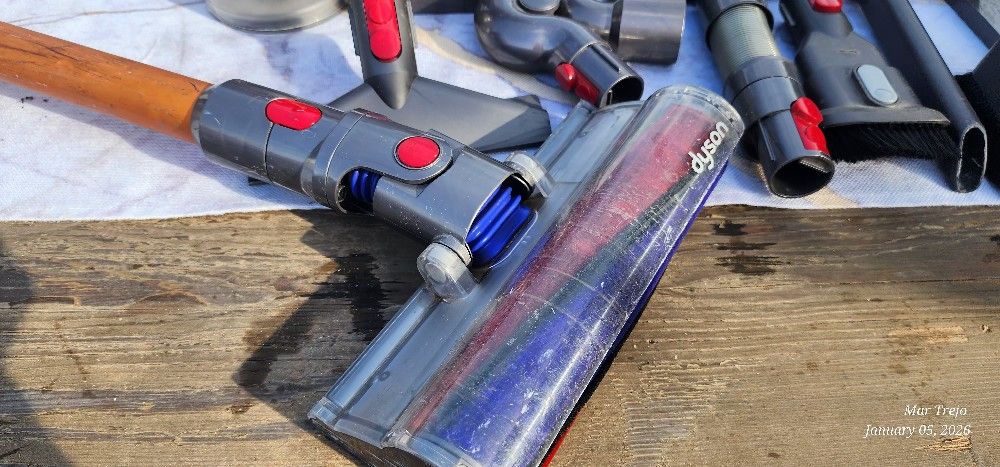 cordless stick vacuum
Dyson V8 Absolute &accessories