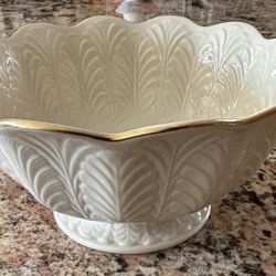 Lenox China Greenfield Collection 10-inch Centerpiece Serving Bowl with 24 K gold trim, check pictures 