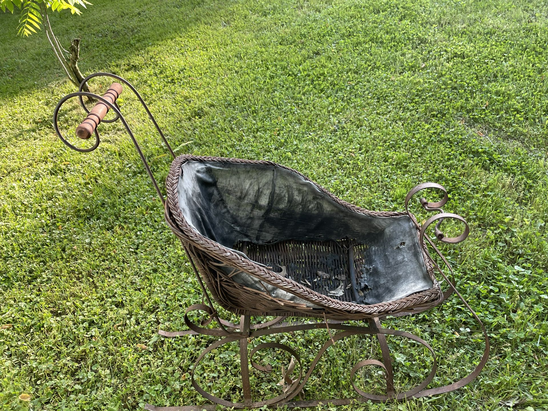 Vintage child's sleigh ironwork In  good condition with normal surface rust basket needs repair