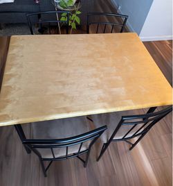 Table + 4 chairs