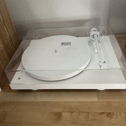 Limited Edition Pro-Ject Debut PRO WHITE With ortofon 2M White Cartridge 