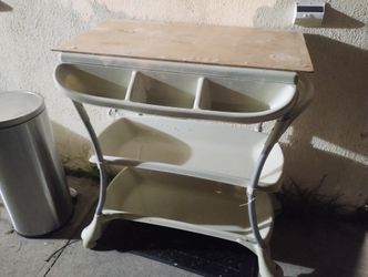 Changing Table And Infant Tub 