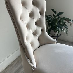 Comedor con sillas de tela