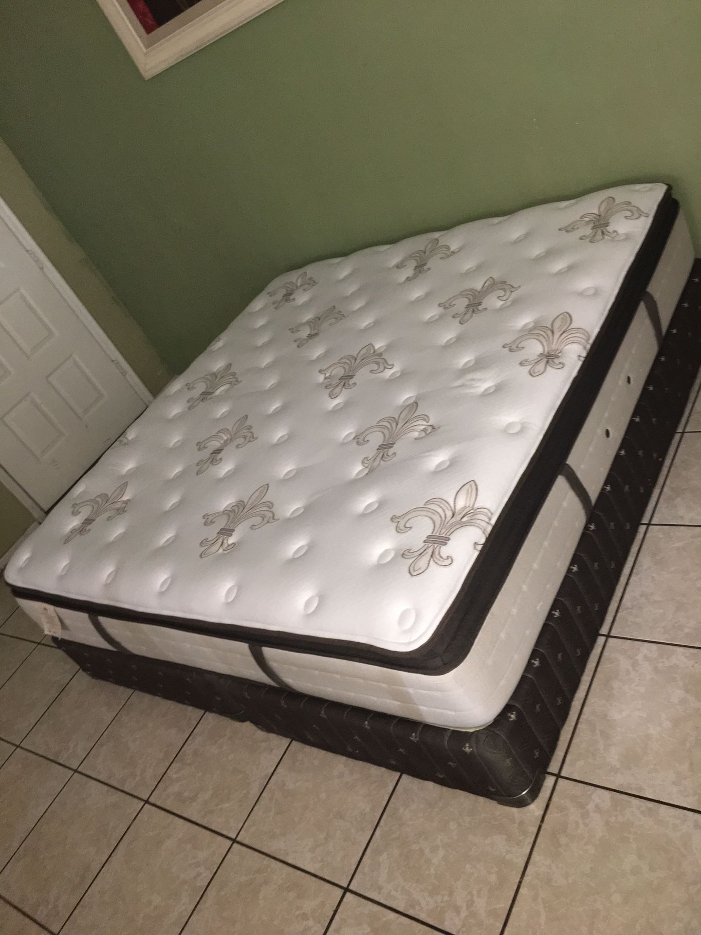 VERY NICE KING MATTRESS AND BOX SPRINGS STEARNS & FOSTER LUXURY PLUSH PILLOWTOP