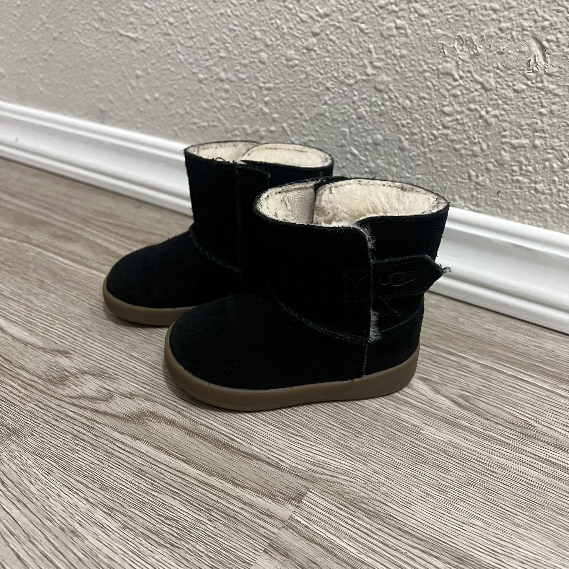 UGG Baby Girl Boots Size 5c, LIKE NEW!!!