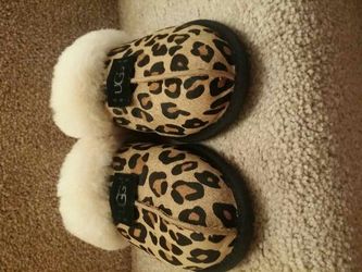 Uggs slippers size 5