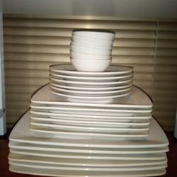 42 Piece Dish Set