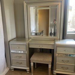 Elegant Vanity Set w/ Mirror & Stool – Gold Finish