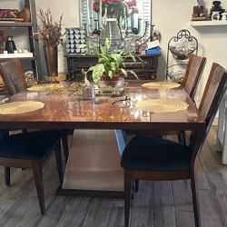 table and sillas