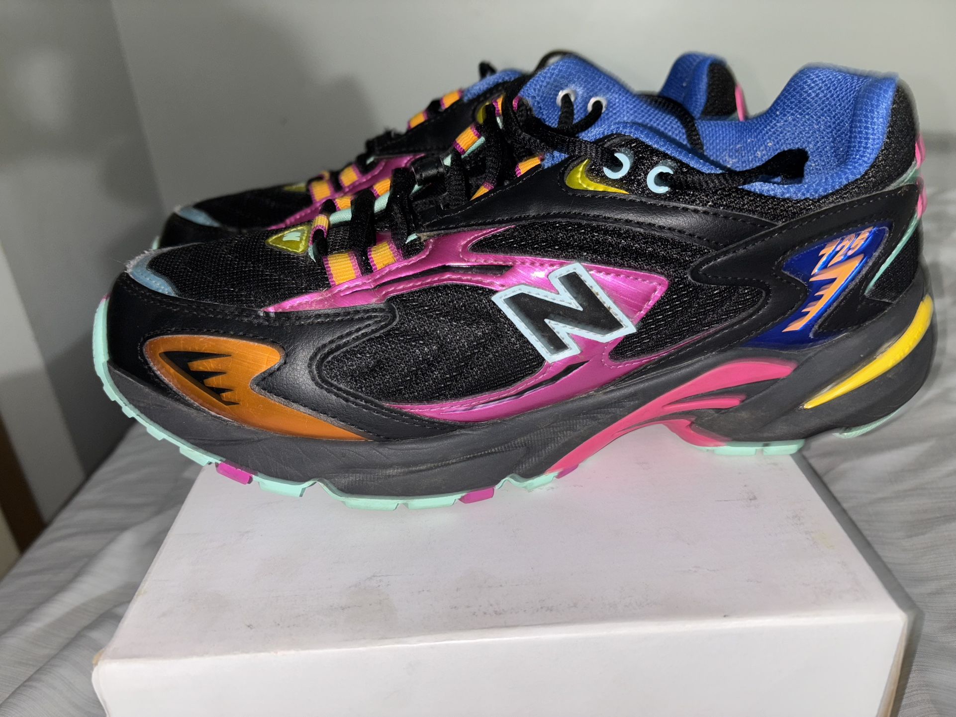 New Balance 725 Neon Nights