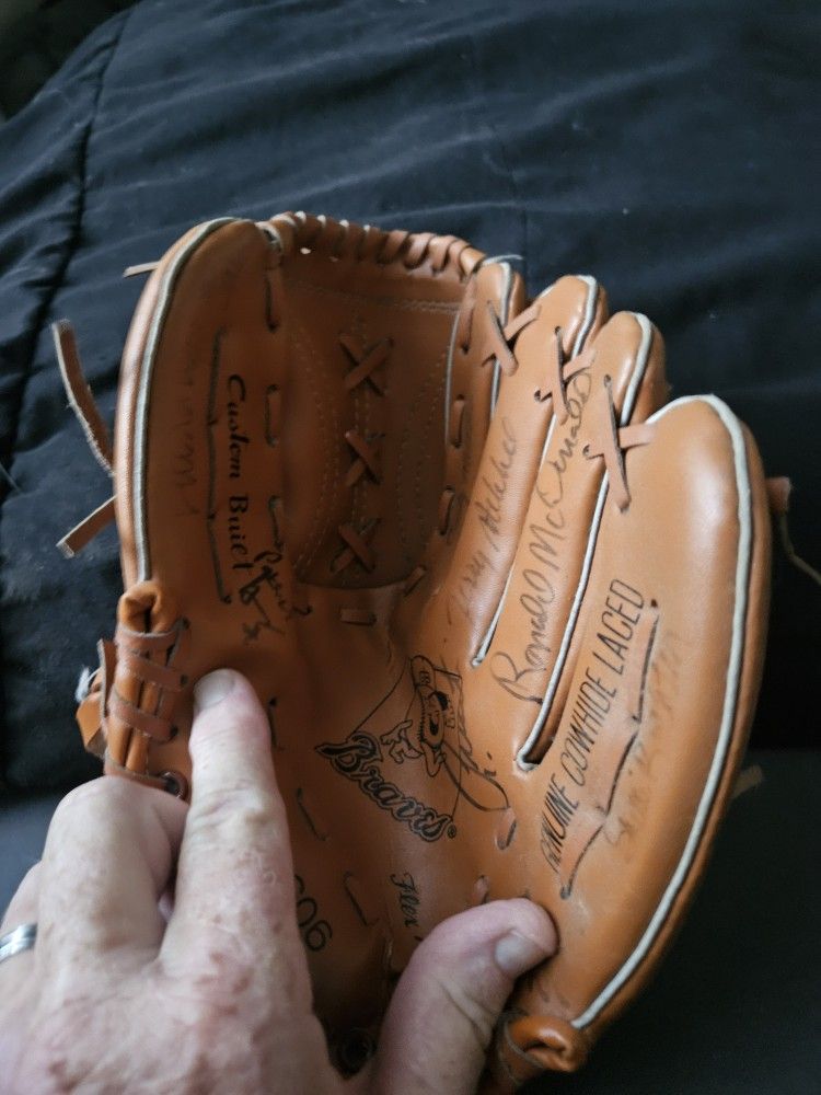 Greenville Braves/WYFF glove In Great Condition