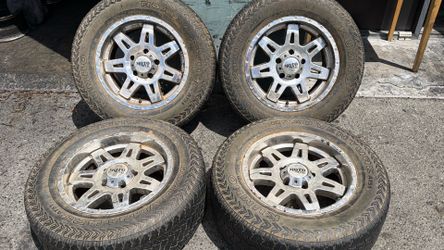 Moto metal 18x9 chrome aluminum wheels and old Tires 5 on 5.5 Lug pattern fits Dodge, Ford, Jeep, And more