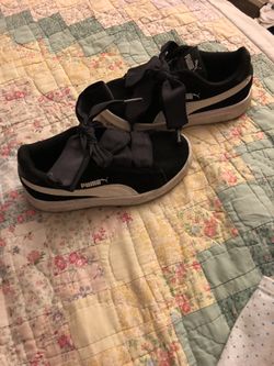Cute suede Pumas with the thick ribbon shoe string Size 10 for girls Asking $20.