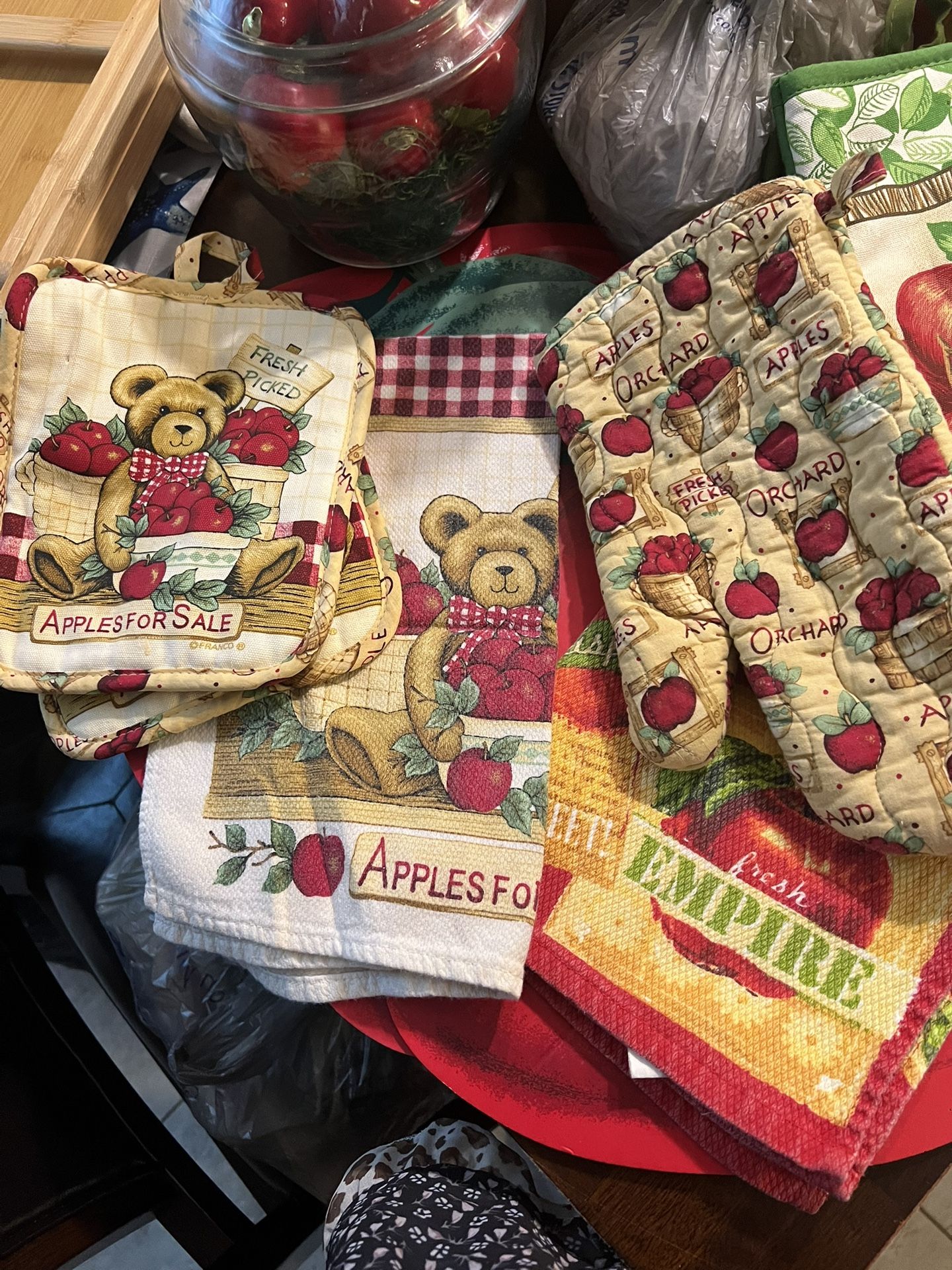 Apple Stuff For Sale Enough Stuff To Decorate Your Whole Kitchen Everything From Place Matt's To Towels And Oven Mitts And Any Kind Of Decor  