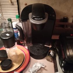 KEURIG  INSTANT COFFEE MAKER COUPLE MONTHS OLD ONLY USED FOUR OR FIVE TIMES BRAND NEW CONDITION JUST DON'T USE IT MAYBE Some One CAN GET THE ENJOYMENT