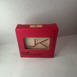 Jemma Kidd on set mattifying powder 