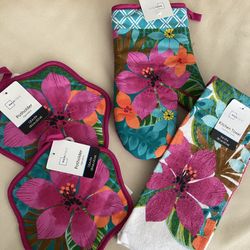 Luau Or Hawaiian Themed Kitchen Towel And Oven Mits