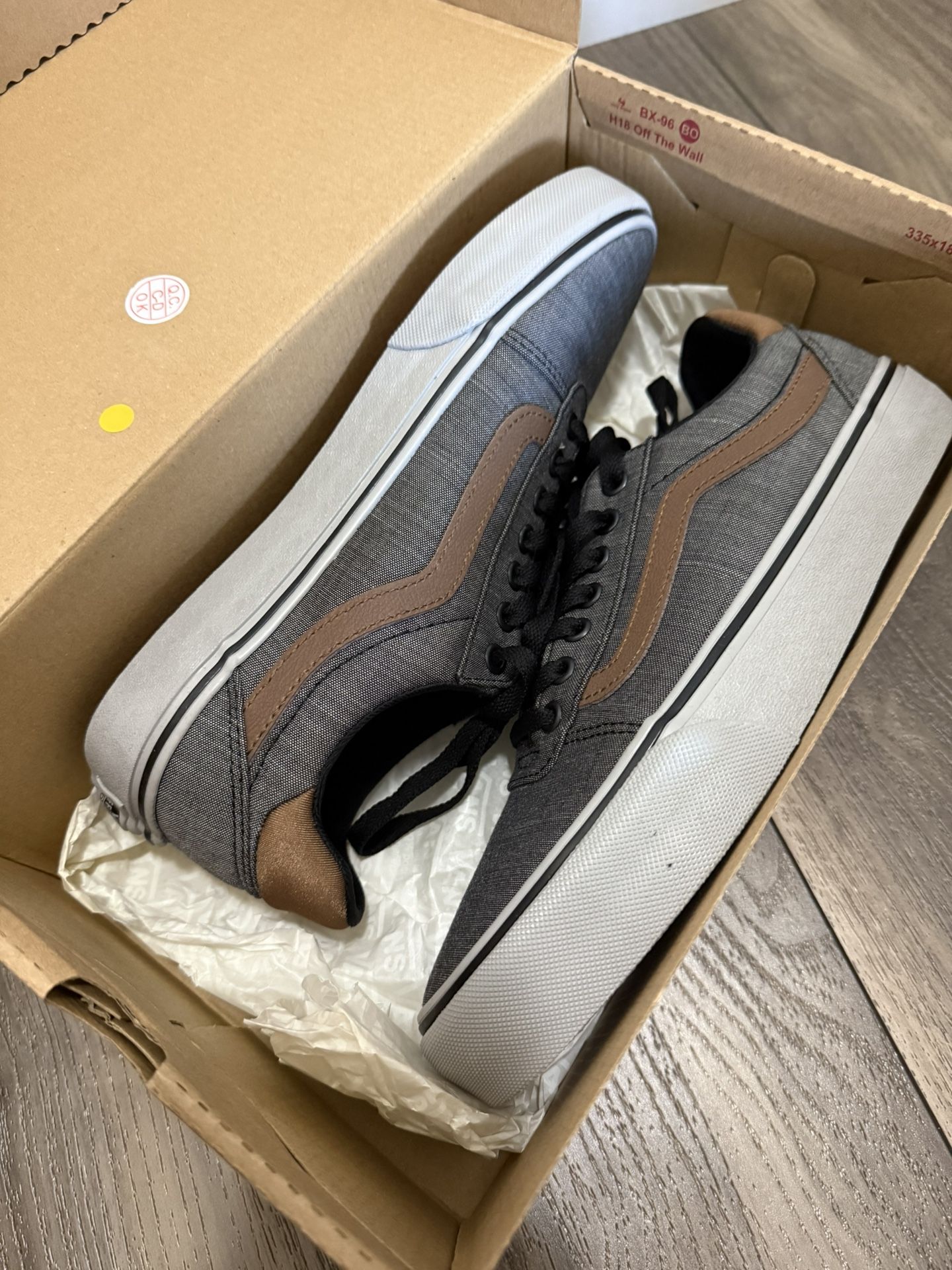 Men’s - Vans Ward Deluxe Sneaker Size 8.5 & 10