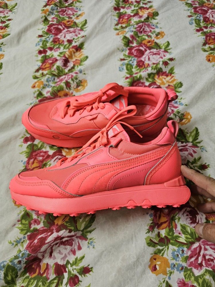 New Puma "Rider Strawberry Squeeze" Women Shoes. Size 10