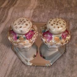 Salt n pepper shakers