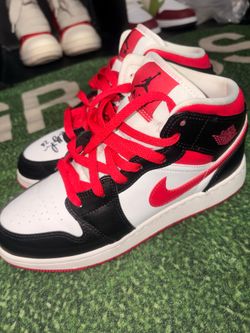 Nike Air Jordan 1 Mid Chicago Black Toe
