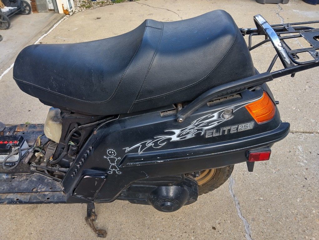 🛵 SCOOTER. 1985Honda ELITE 250 cc it Works & Runs But it Smokes. I Don't Know What's Problem is. it Was Stored For A Long Time, Mising PLastics