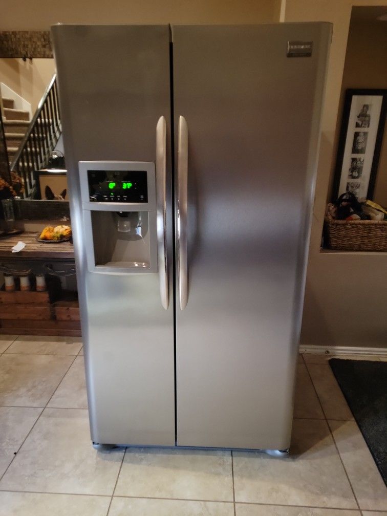 Fridgidaire Refrigerator