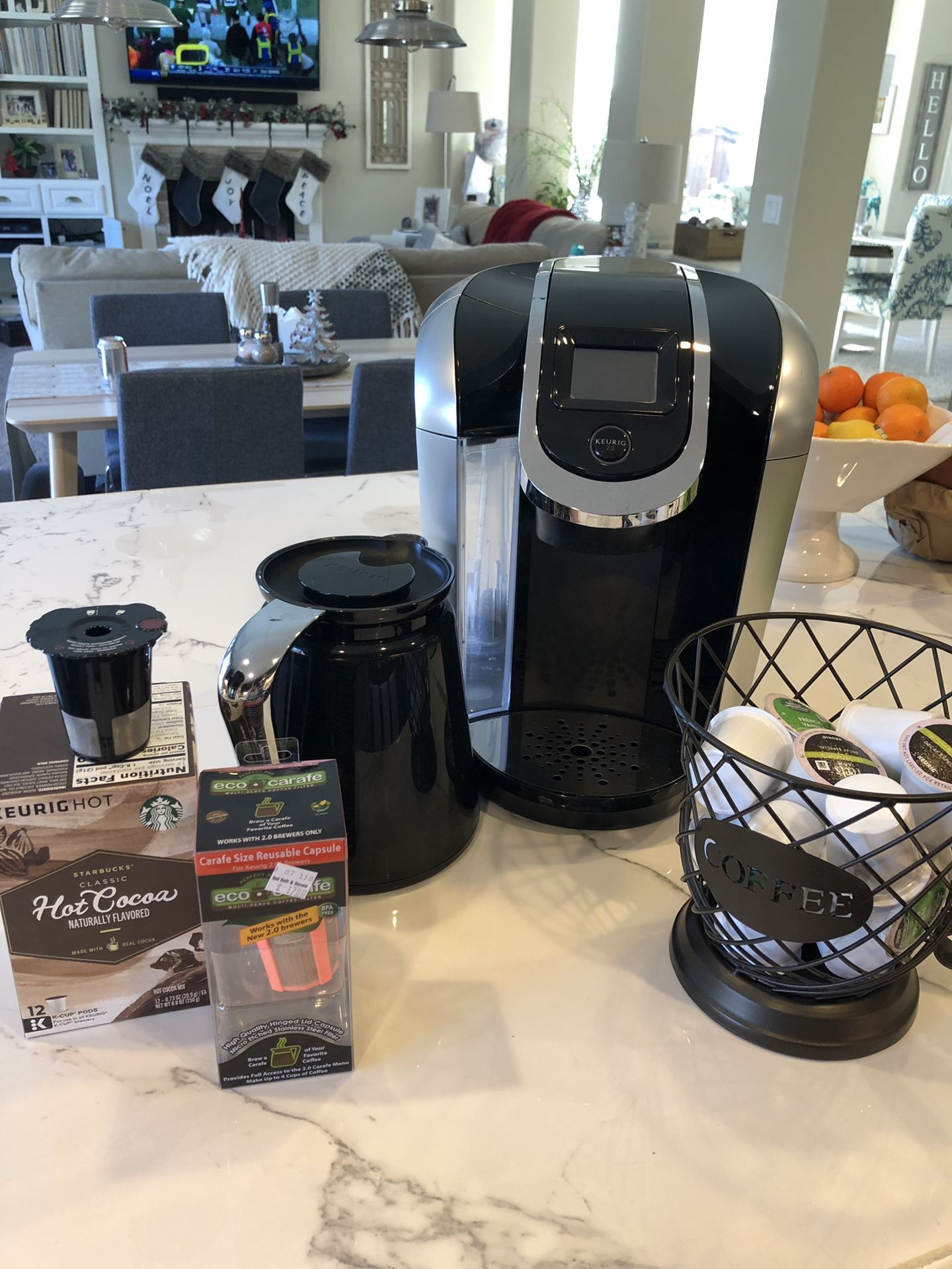 Keurig 2.0 Coffeemaker and extras