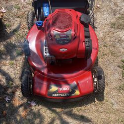 Toro lawnmower this is the big one with the big 725 motor big wheel with the larger bag it seems ready to go no issues new carburetor Polo on time cou