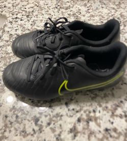 Soccer shoes