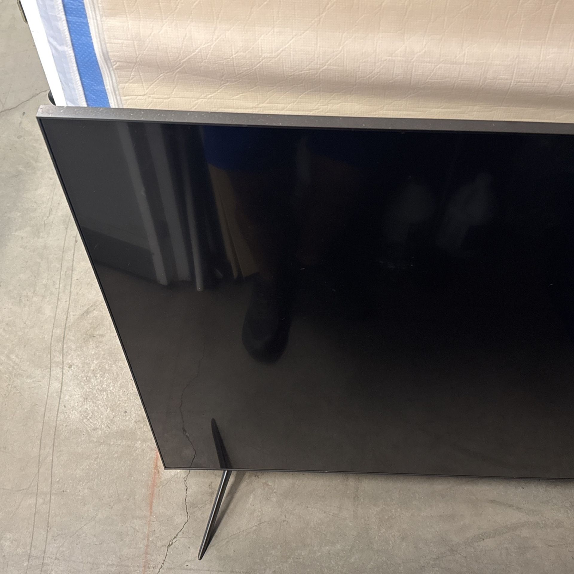 82” Samsung Tv Great Condition Mo Number QNa2q6dta