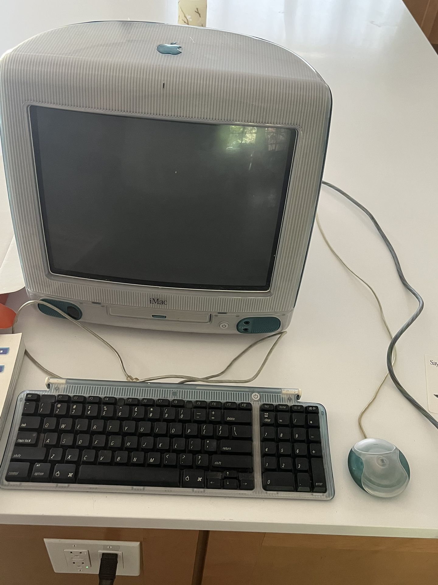 Vintage 1998 Apple iMac Desktop Computer With Keyboard And Mouse