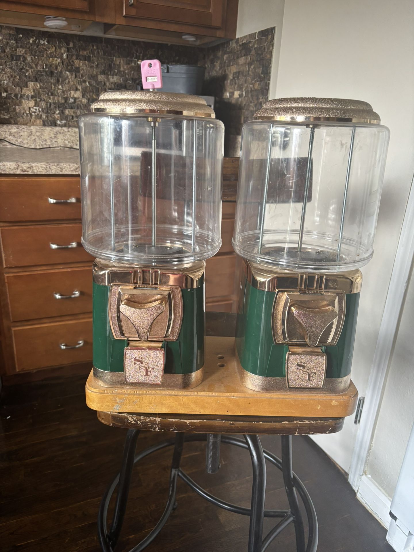 Gumballmachine With Key No Stand