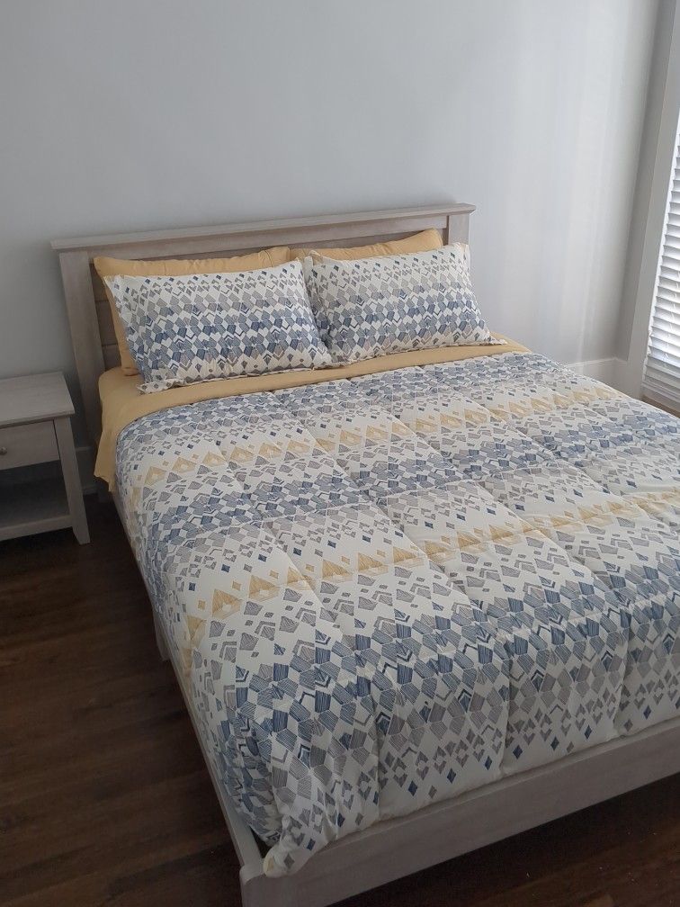 3 Piece Bedroom Set (Queen) And Bedding