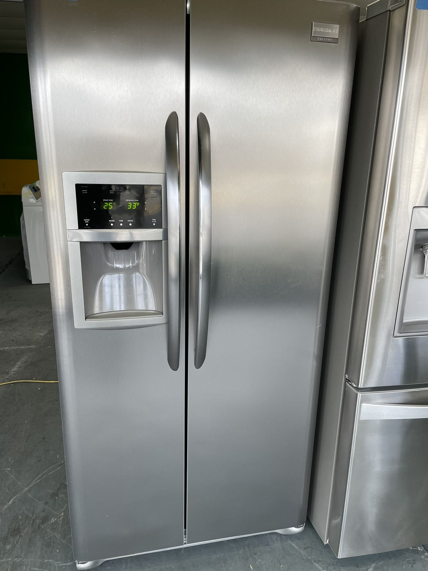 33” in wide frigidare frige use like new perfect working