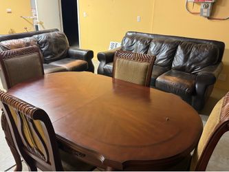 Dining table with four chairs for sale In Clovis