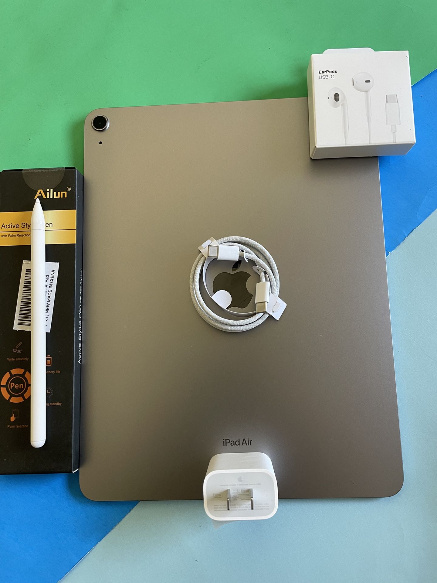 Apple IPad Air 13” (M2 chip / 2024 model) 128GB with Pen, keyboard & Accessories