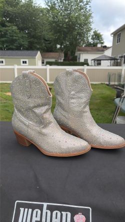 SILVER RHINESTONE MID RISE COWBOY BOOTS 🤠