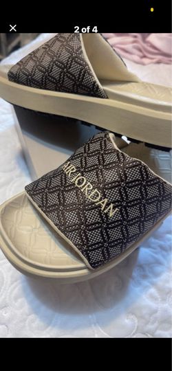 Women sandals Jordan’s size 8