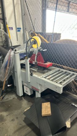 Case sealing machine