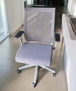 Steelcase Think Chair – From $200 📦 Florida