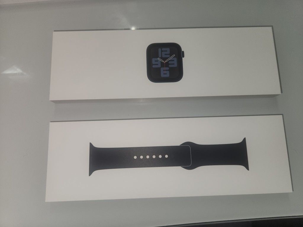 Apple Watch SE GPS 40mm Midnight Aluminum Case With Midnight Sport Band M/L