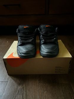 black SB dunks